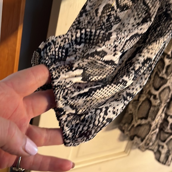 Forever 21 size small off Shoulder black & ivory reptile print metallic thread - Picture 6 of 14